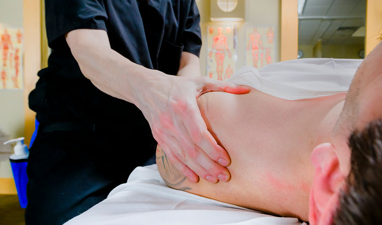 massage shoulder