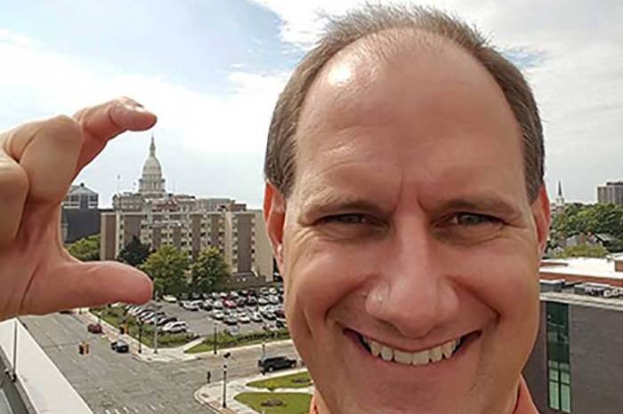 star selfies - paul schwartz with capitol building between fingers